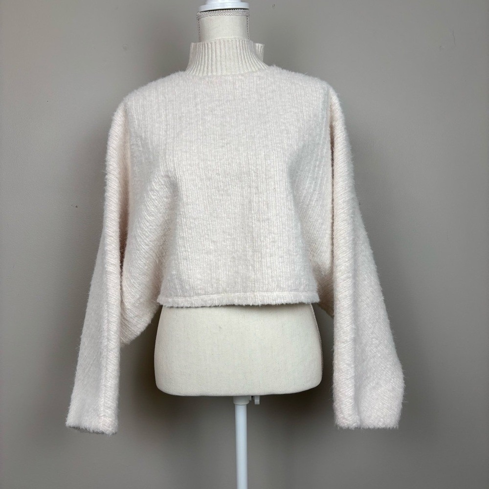 Zara Sweater XS-S Oversized Ivory Fuzzy Pull Over Cropped